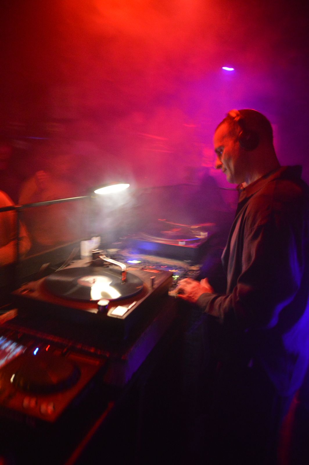 Nitrile Affair pinchando en directo con vinilo